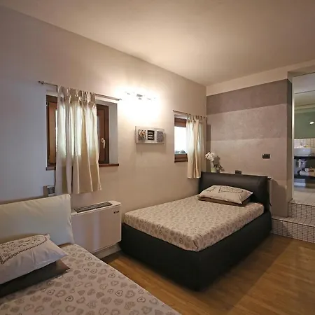 Luna Stunning Modern Shared Infinity Pool, Big Garden, Fantastic View,ac,