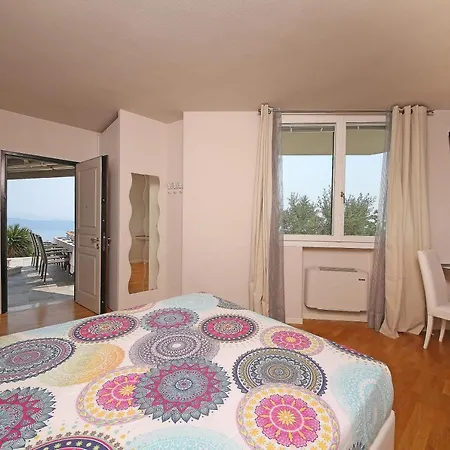 Luna Stunning Modern Shared Infinity Pool, Big Garden, Fantastic View,ac,