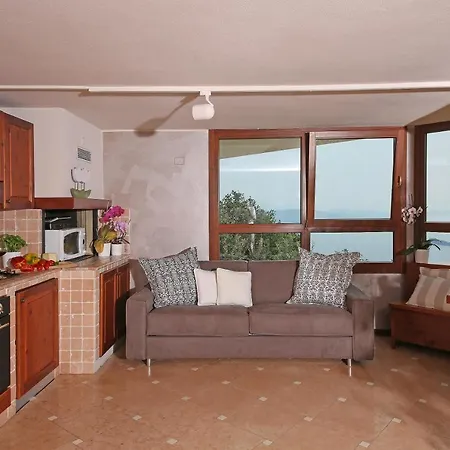 Luna Stunning Modern Shared Infinity Pool, Big Garden, Fantastic View,ac, Saló