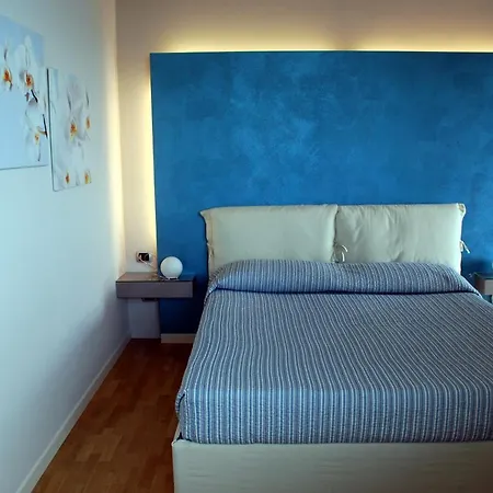 Luna Stunning Modern Shared Infinity Pool, Big Garden, Fantastic View,ac, Casa vacanze
