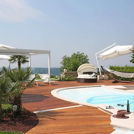 別荘 Luna Stunning Modern Shared Infinity Pool, Big Garden, Fantastic View,ac,