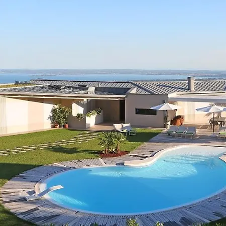 Luna Stunning Modern Shared Infinity Pool, Big Garden, Fantastic View,ac, 別荘